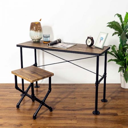 Black matte matte paper laminate is used for side sealing. Round iron pipes are used for support under the table. Use black electroplating processing method. There is 63.0cm from the bottom. The round flange serves as the base of the table. This desk has matching chairs.
